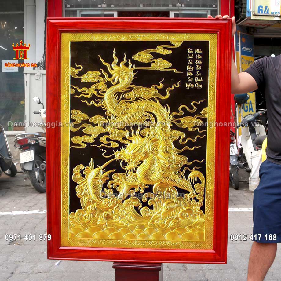 Bức tranh cá chép hóa rồng bằng đồng mạ vàng 24K được chế tác vô cùng tinh xảo